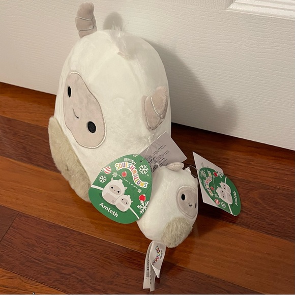 Amleth the Winter Yeti Mallows & Minis Squishmallow Set (8” and 3.5” Clip) - Picture 3 of 4